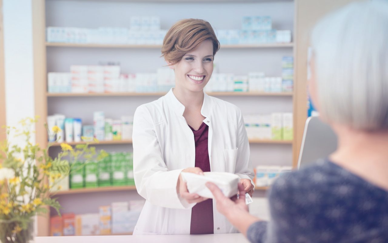 Arvato Systems_Gesundheitswesen_Women at pharmacy counter