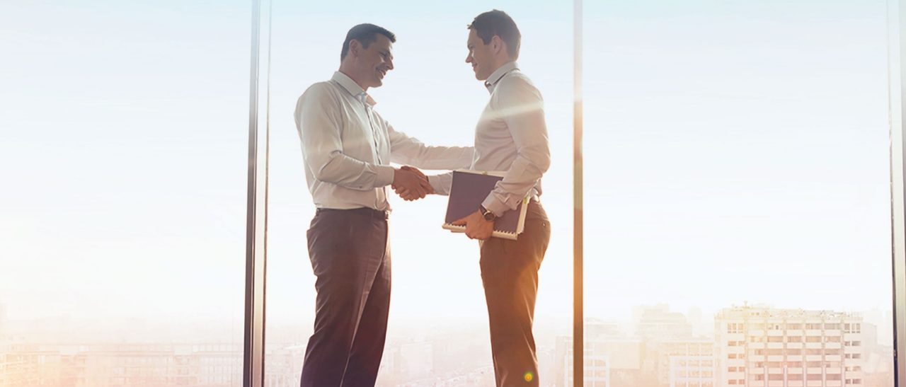 Arvato Systems_Corporate_Business men shaking hands Arvato Systems_Corporate_Business men shaking hands