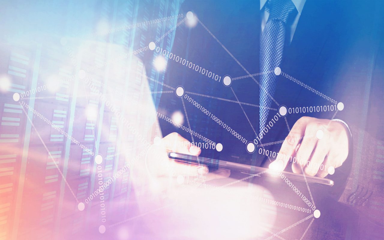 Arvato Systems_Gesundheitswesen_Hands of men on tablet with virtual strings Arvato Systems_Gesundheitswesen_Hands of men on tablet with virtual strings